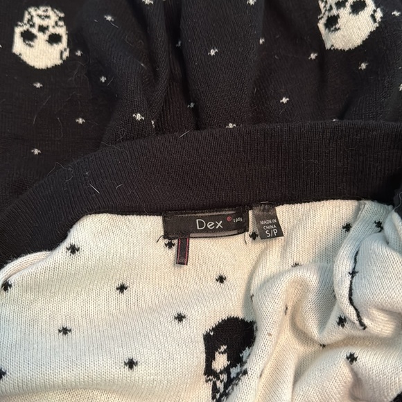 Knitted Black and White Skull Skirt - Picture 4 of 6